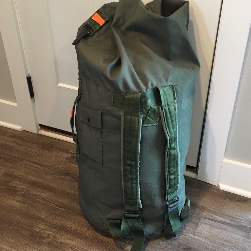 Large military issued top loading duffel bag Green Carry straps & handle…